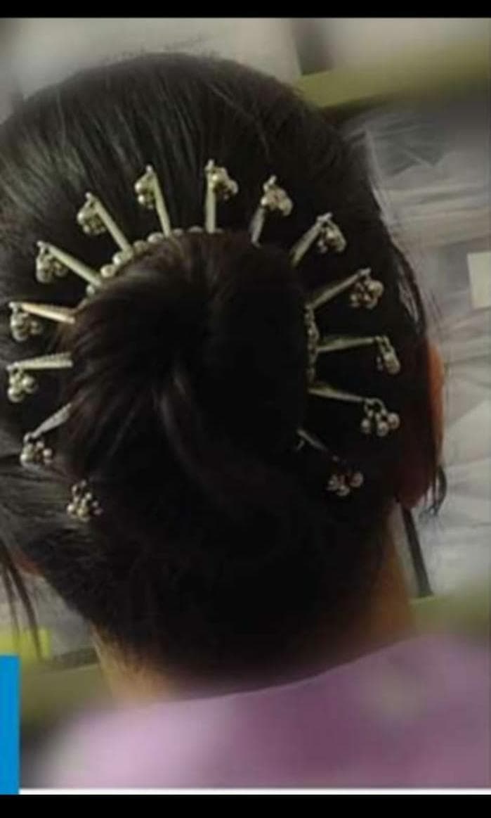Gold and pearl hair accessories, traditional Indian hair jewelry, decorative hairpins for women, kurabels elegant hair ornaments, suitable for special occasions and festive events.